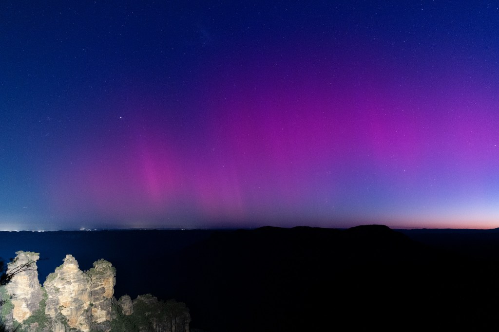 Aurora Australis dances over the iconic 3 sisters at Katoomba, Blue Mountains, NSW.